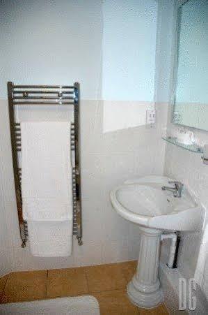White Gates Hotel Binfield Екстериор снимка