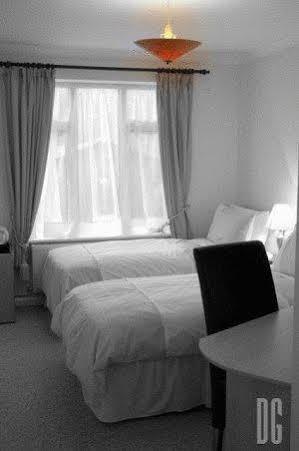 White Gates Hotel Binfield Екстериор снимка