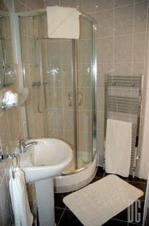 White Gates Hotel Binfield Екстериор снимка
