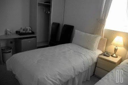 White Gates Hotel Binfield Екстериор снимка